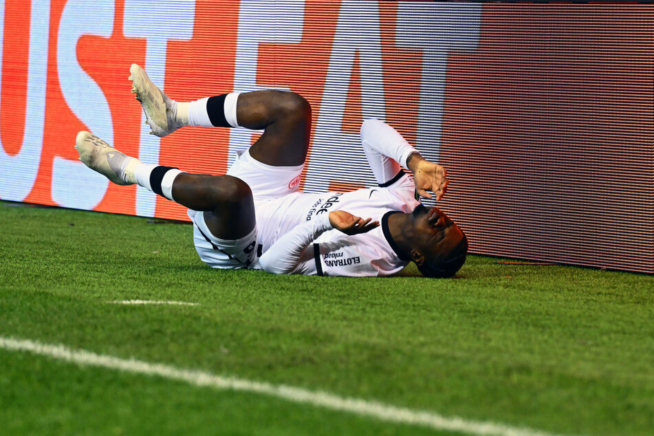 Eric Junior Dina Ebimbe verletzte sich in der ersten Halbzeit zwischen Eintracht Frankfurt und dem FC Aberdeen.