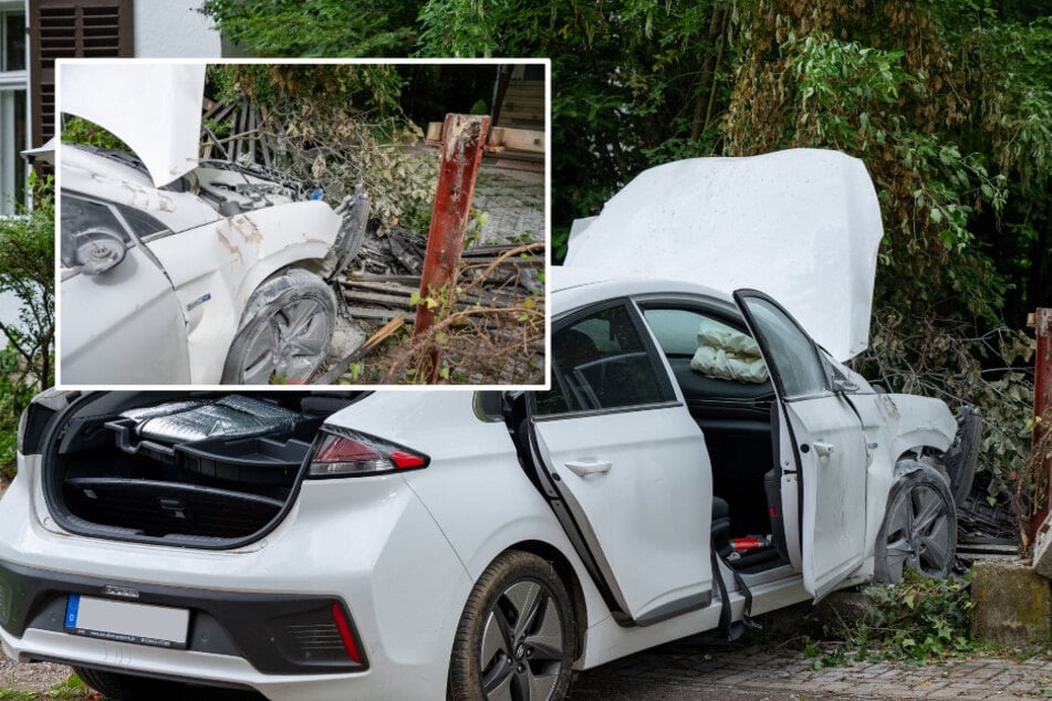 Hyundai kracht in Gartenzäune, Motorraum fängt Feuer