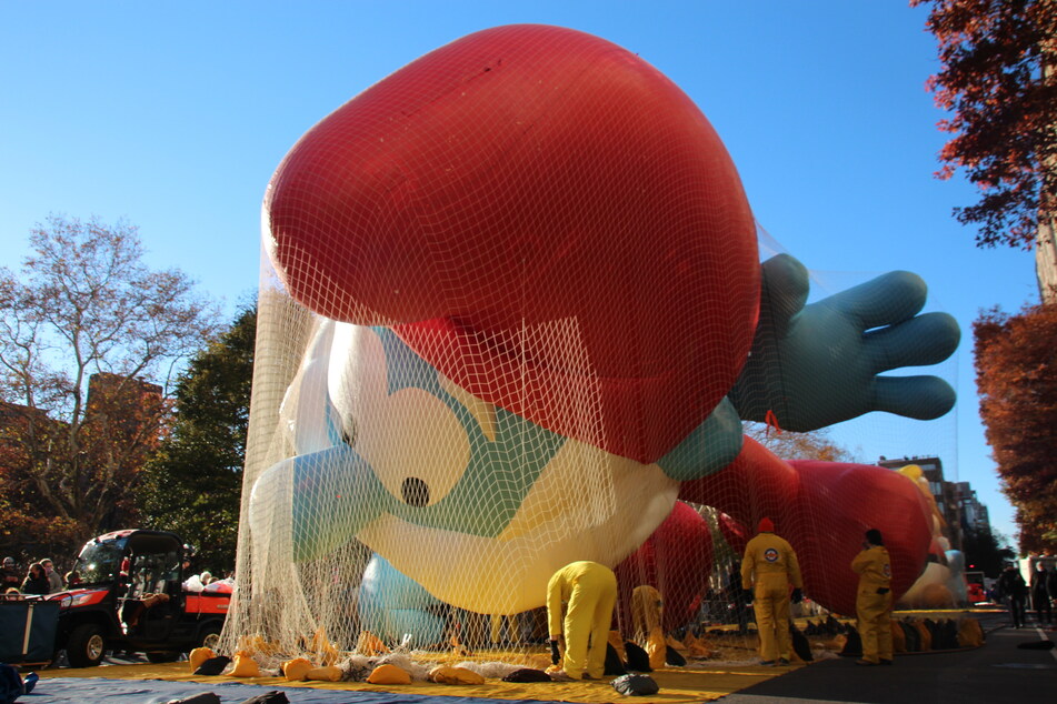 Ein Heliumballon in der Figur von Papa Schlumpf wird für die alljährliche Thanksgiving-Parade vorbereitet.