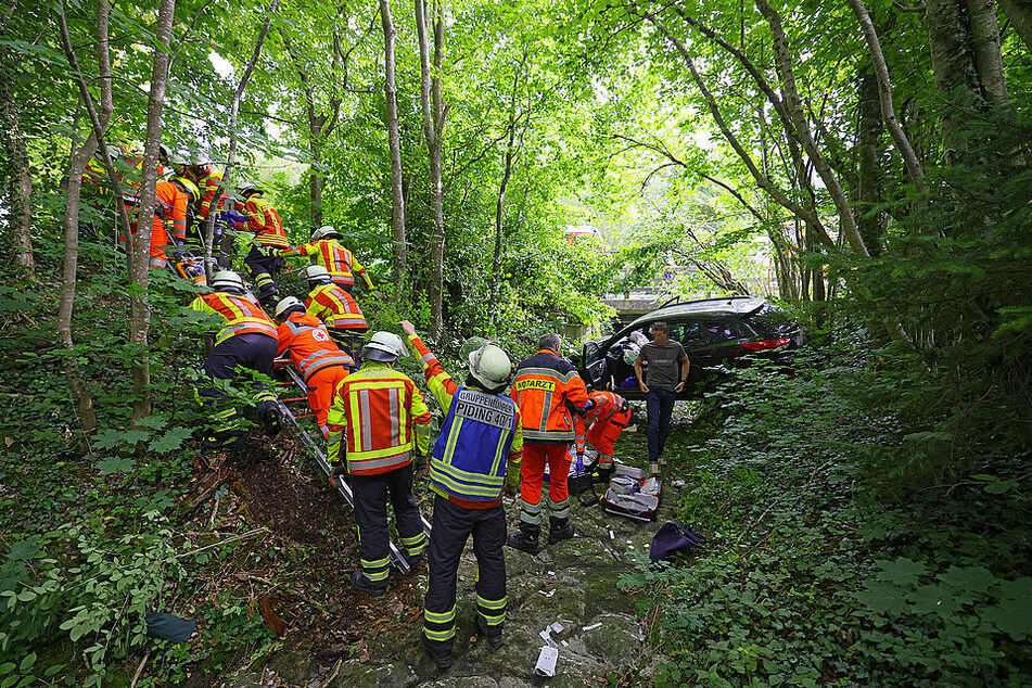 Feuerwehr und Rettungsdienst bargen den Verletzten (74).