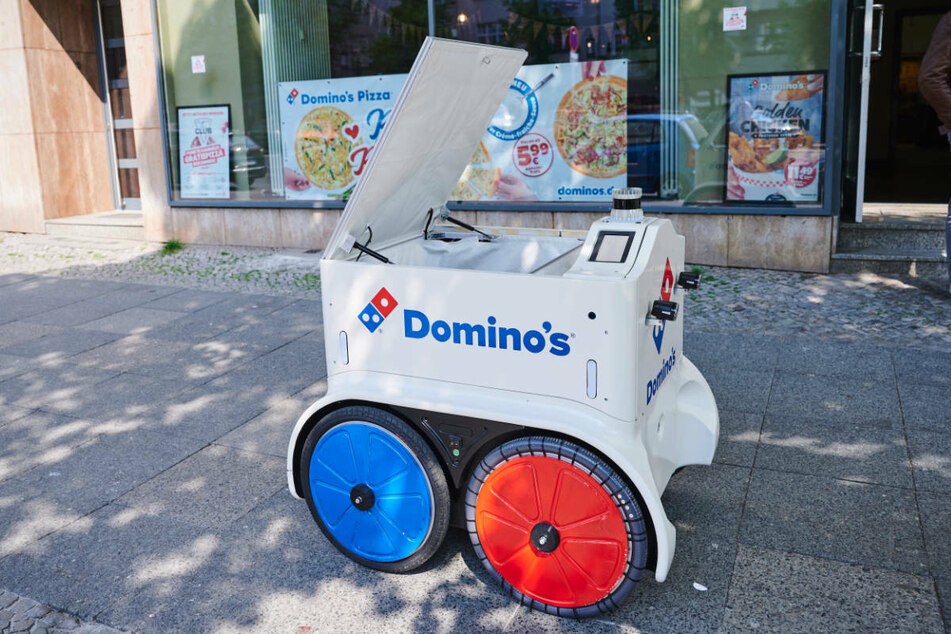 Die Pizza-Kette Domino's testet in Berlin-Charlottenburg aktuell einen Lieferroboter.