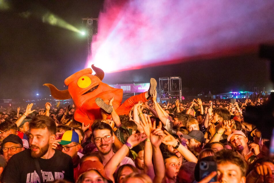 Partystimmung bei Kraftklub. Die Chemnitzer bildeten am Samstagabend den Höhepunkt des diesjährigen Highfield. Nach 28 Jahren hat das Festival sein Aus angekündigt.