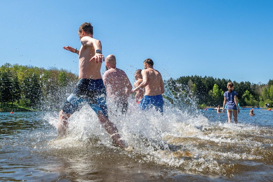 Schon das Anbaden am Stausee Rabenstein Ende April lockte Badefreudige in die Fluten.