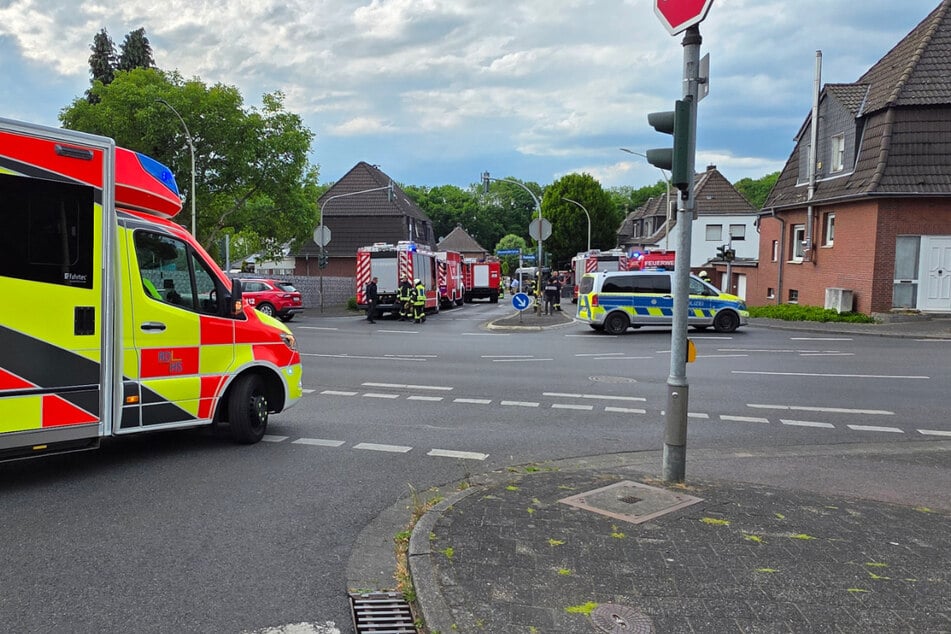 Die Straße vor dem Einsatzort blieb für mehrere Stunden voll gesperrt.