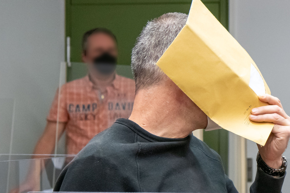 Für die Fahrt mit einem Auto in eine Menschengruppe vor knapp einem Jahr ist der Angeklagte zu fünfeinhalb Jahren Haft verurteilt worden.