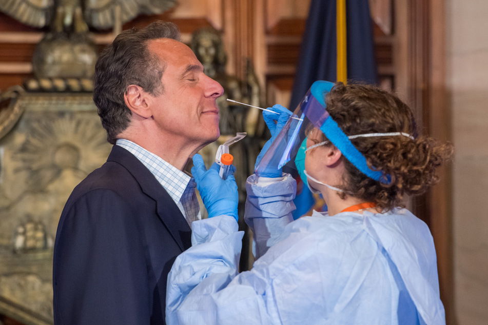 Dieses vom Pressebüro des Gouverneurs zur Verfügung gestellte Foto zeigt Andrew Cuomo, Gouverneur des Staates New York, der während einer Pressekonferenz demonstriert, wie man einen COVID-19-Test durchführt.