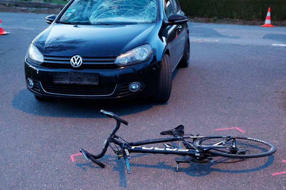 Schwerer Crash in Mittelsachsen: Fahrrad-Fahrer von VW erfasst
