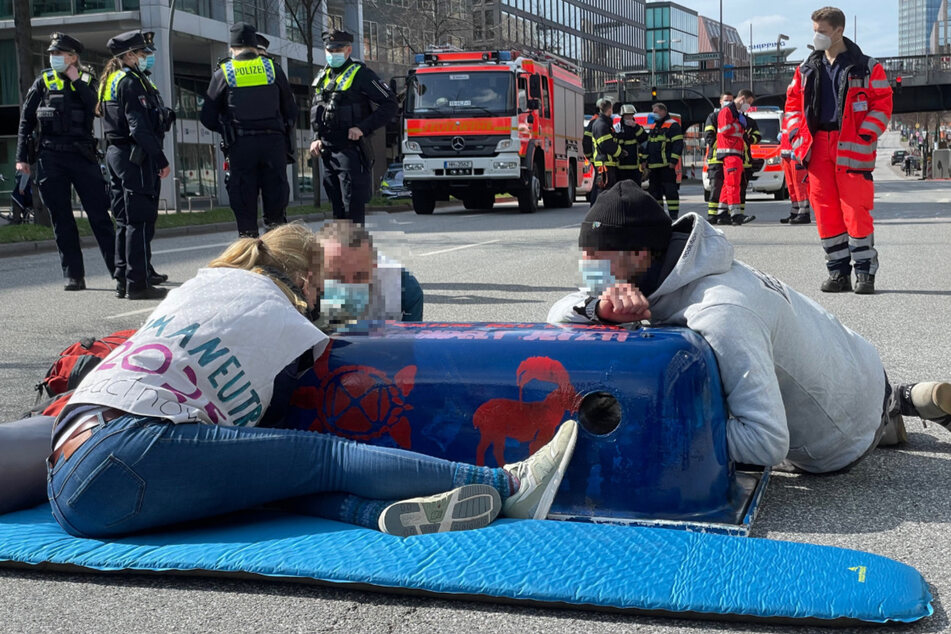 Einige Aktivisten ketteten sich an umgedrehte Badewannen.