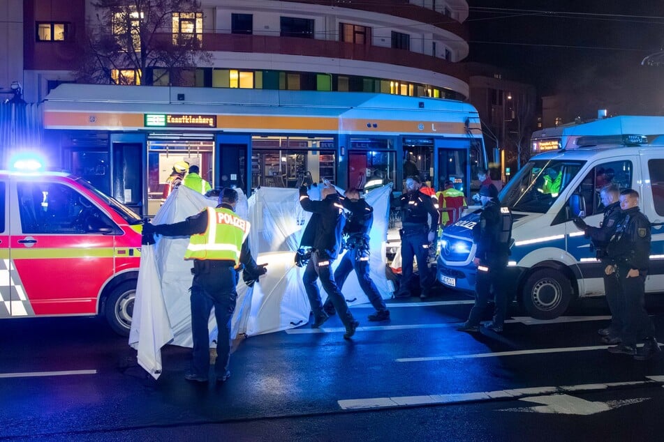 Die Einsatzkräfte errichteten einen Sichtschutz.