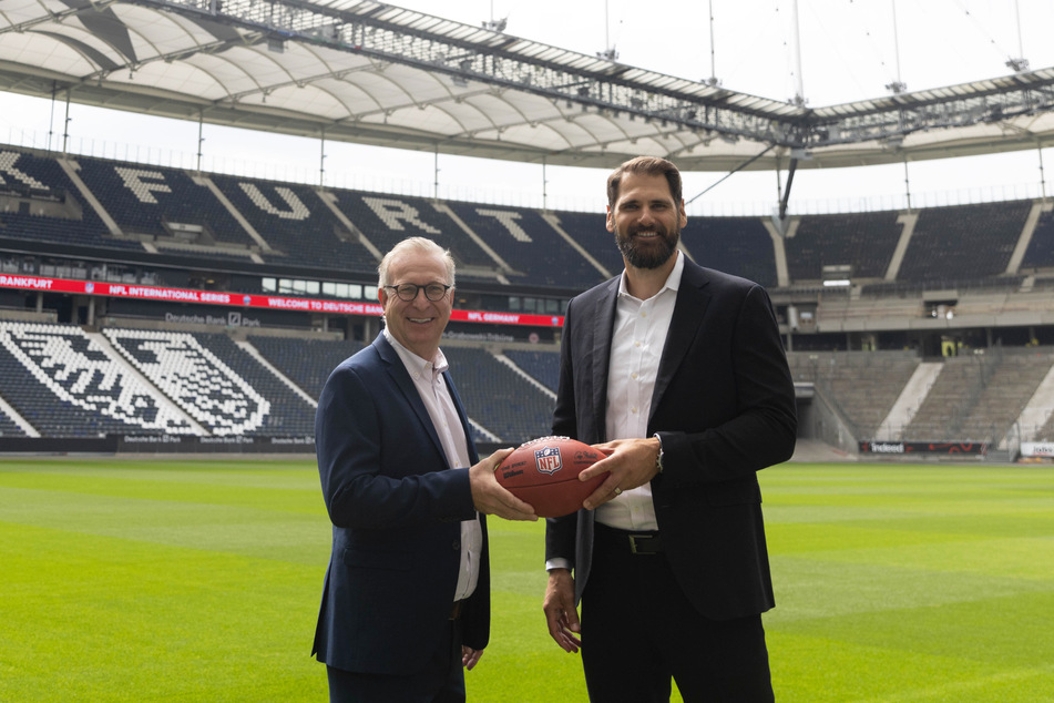 Der Geschäftsführer der Eintracht Frankfurt Stadion GmbH, Patrik Meyer (54, l.) und Ex-Profi Sebastian Vollmer (38), freuen sich auf die diesjährigen NFL-Spiele in Frankfurt.