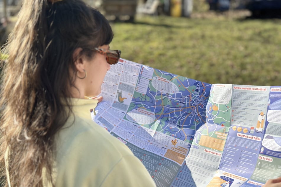 Lena Georgsson von der "Bordsteinlobby" hat die neue Stadtkarte bereits in der Hand.