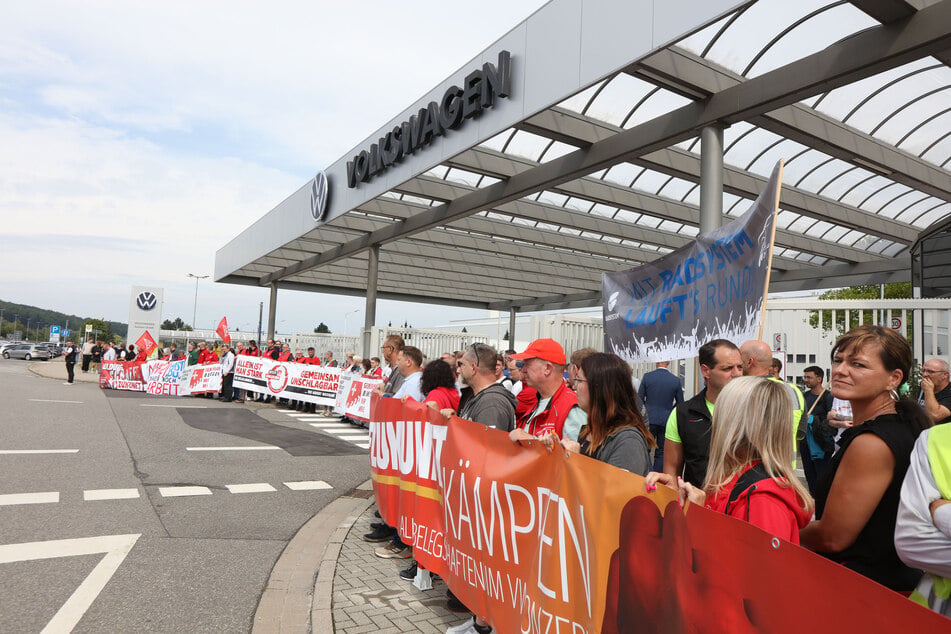 Verunsicherung, Frust, Zukunftsangst: Zahlreiche Mitarbeiter versammelten sich am Mittwoch vor dem Zwickauer VW-Werk.