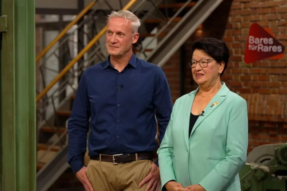 Verkäuferin Margret und ihr Sohn Torsten freuen sich über 800 Euro. Im Vorfeld hatten die beiden nur mit maximal 500 Euro geliebäugelt.