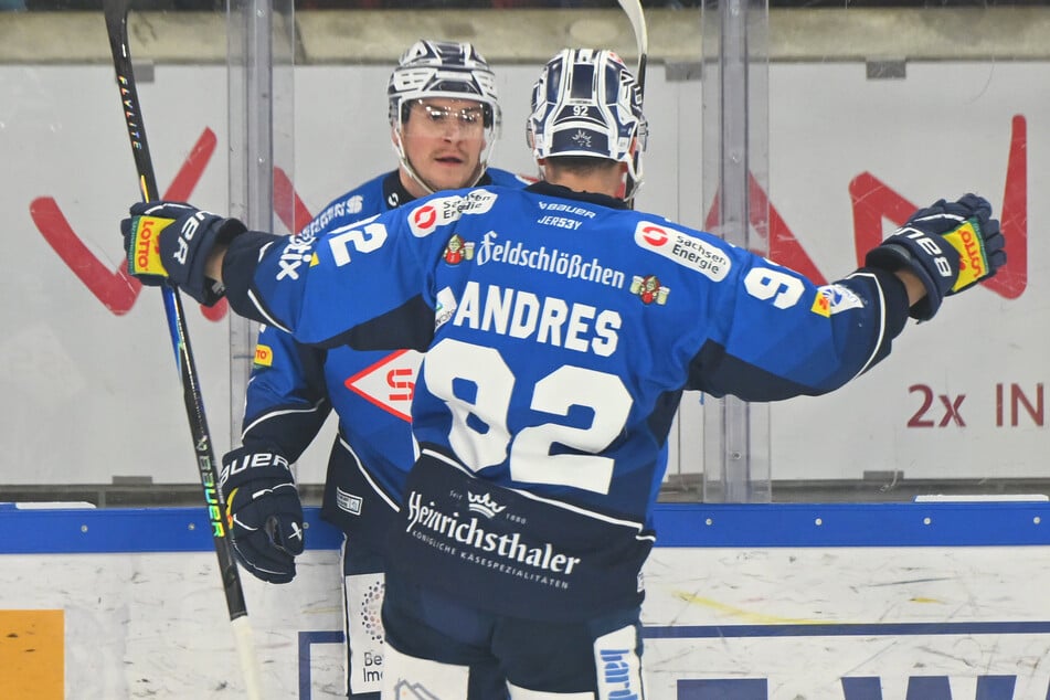 Tomas Andres (vorn) und Sebastian Gorcik jubelten nach dem 2:0-Führungstreffer.