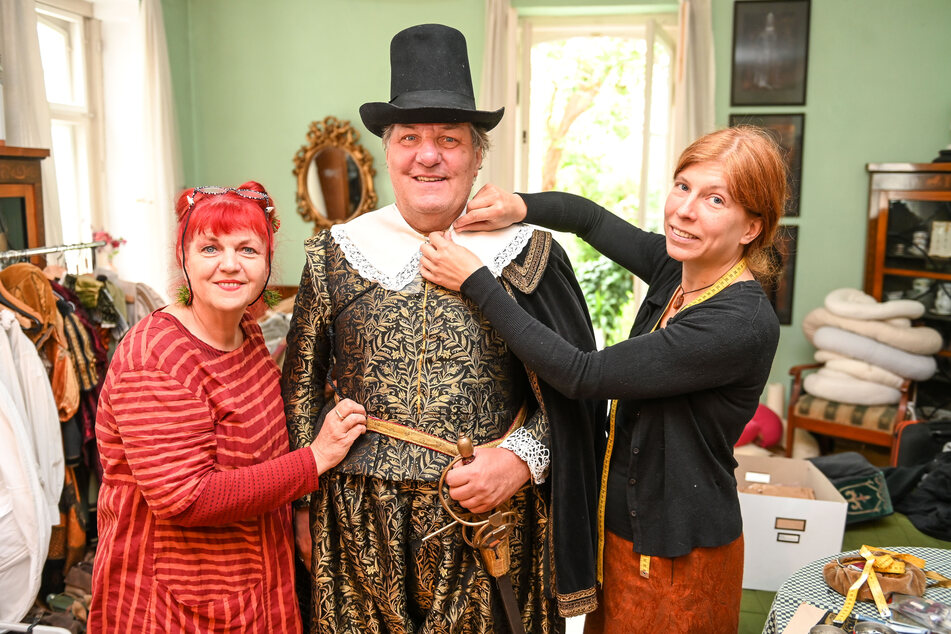 Gewandmeisterin Ella Späte (l.) fertigte 2019 mit Simone Hermsen (r) das Kurfürsten-Kostüm, das nun in der Dauerausstellung zu sehen sein wird.
