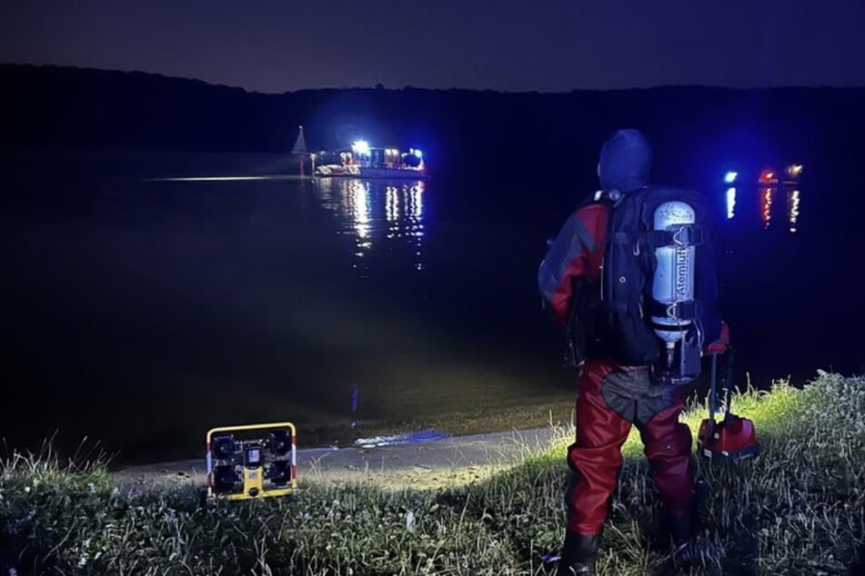 An der Wasseroberfläche waren mehrere Rettungsboote mit Sonartechnik im Einsatz.