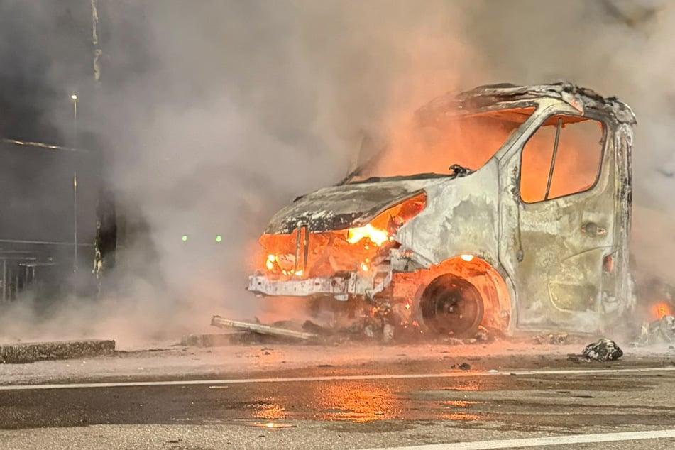 Druckgasdosen explodieren: Kleintransporter brennt auf Rastplatz komplett aus