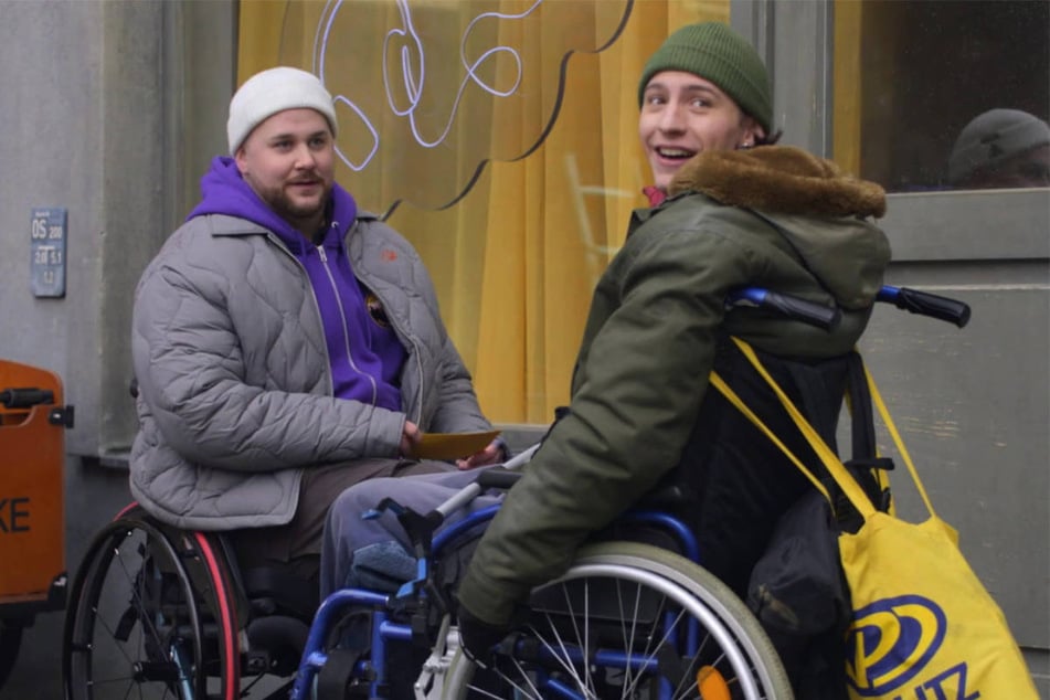 Jonas kann nicht verstehen, dass Mats seine Hilfe immer wieder ablehnt.