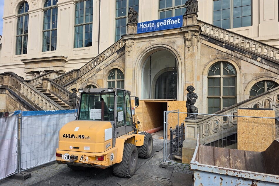 Die Baggerarbeiten am Verkehrsmuseum sind dieser Tage in vollem Gange.