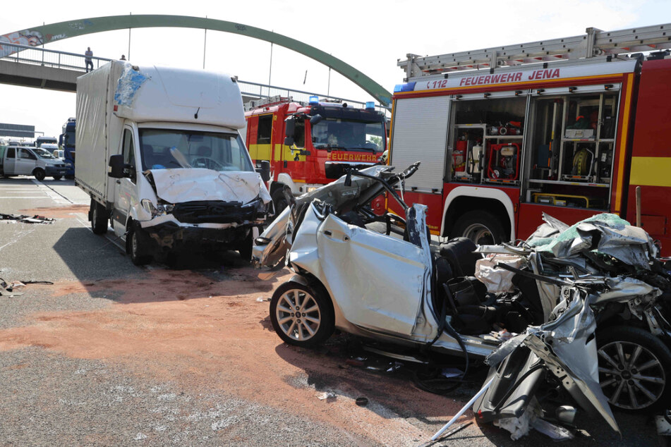 Unfall A4: Stauende auf A4 nicht mitbekommen: Zwei Fahrzeuge schieben Ford unter Lkw