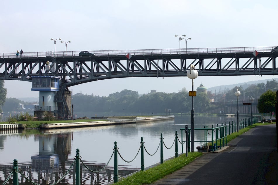 Die Bauarbeiten an der Ervin-Špindler-Brücke in Roudnice nad Labem hatten zuletzt aufgrund eines Schutzmechanismus gravierende Auswirkungen auf den Bahnverkehr zwischen Dresden und Prag. (Archivbild)