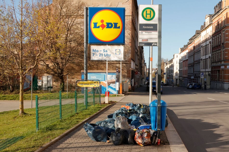 Chemnitz: Hier wartet ein Müllberg auf den Bus ...