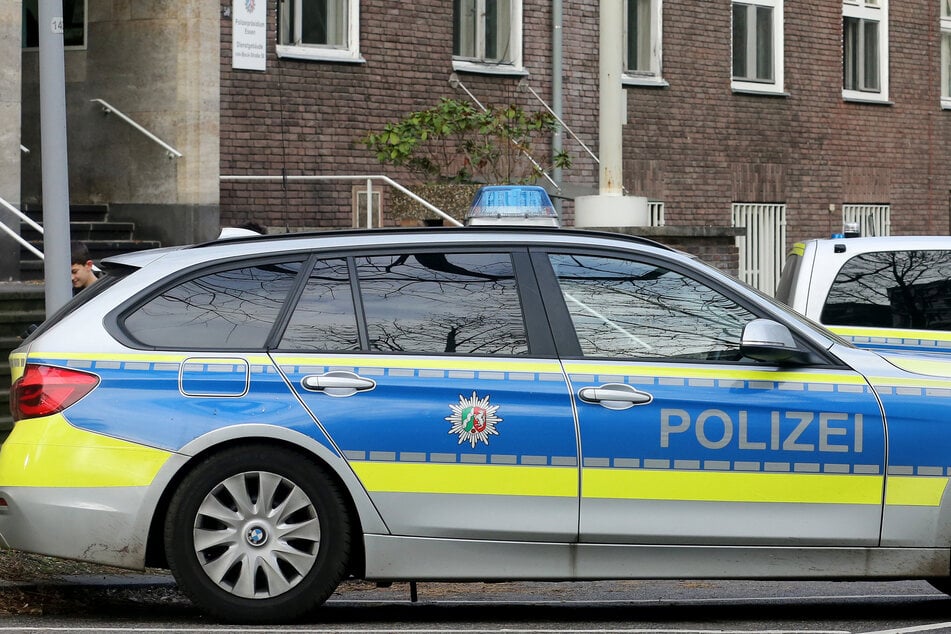 Polizisten wurden auf einen Parkplatz in Bielefeld gerufen, weil Zeugen eine Frau im Kofferraum eines Mannes gesehen haben wollen. (Symbolfoto)