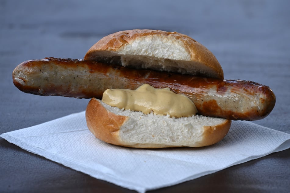Eigentlich kein Wunder: Die klassische Thüringer Rostbratwurst mit Senf im Brötchen ist deutschlandweit bekannt. Aus Thüringen könnte auch der Nachweis für die älteste Bratwurst Deutschlands stammen.