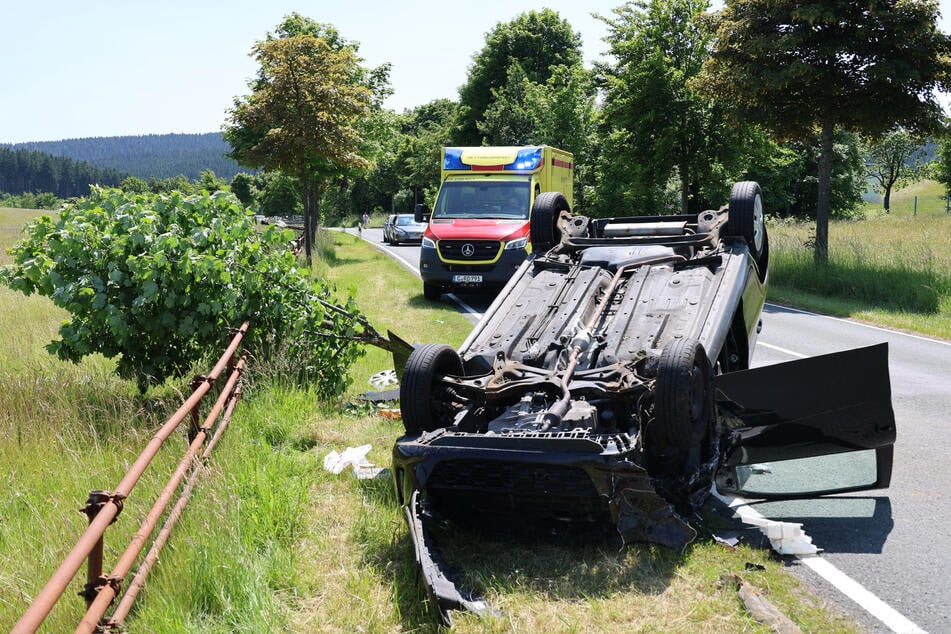 Unfall auf der S275 bei Eibenstock: Ein Citroën überschlug sich am Samstagnachmittag.