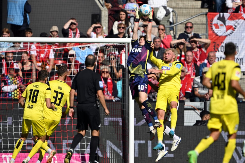 Jonas Urbig (21) steht seit dieser Saison als Nummer eins im Kasten des 1. FC Köln.