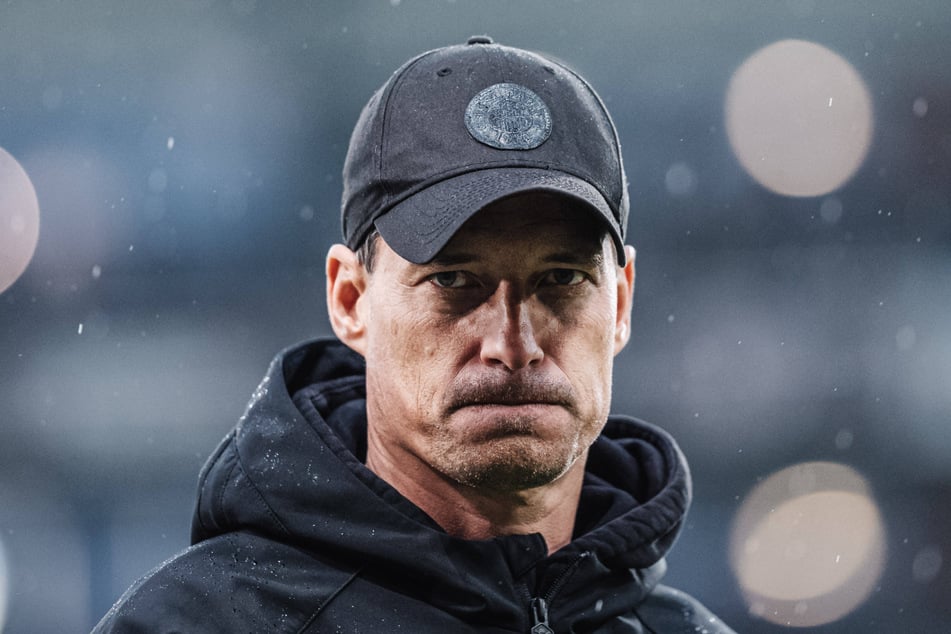Für Trainer Alexander Blessin (52) könnte es nach der 0:4-Pleite gegen Gladbach beim FC St. Pauli eng werden.