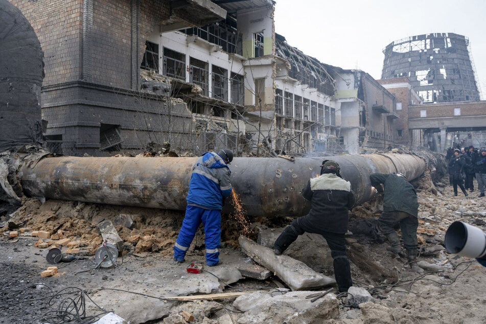 Bei einem russischen Angriff Anfang Februar wurde dieses Kohlekraftwerk in Kiew schwer beschädigt. Die Versorgungslage in der ukrainischen Hauptstadt ist höchst instabil. Leipzig versucht nun, mit mehreren Generatoren auszuhelfen.