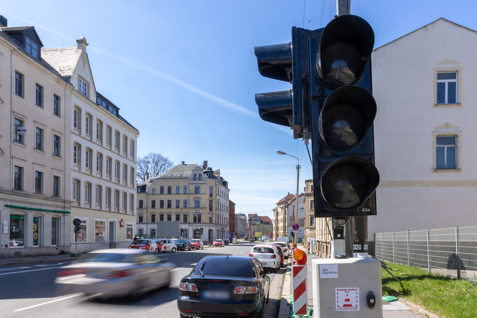 Die Ampeln stehen bereit: Baustellen-Alarm ab Mittwoch in der Zwickauer Straße zwischen Tieck- und Steinstraße.