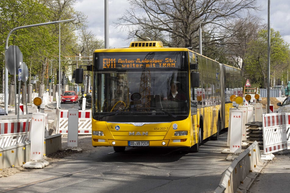 Zwei Jahre dicht: Die Dauerbaustelle auf der Bautzner Straße macht auch Ersatzverkehr für die Straßenbahnlinie 11 notwendig.