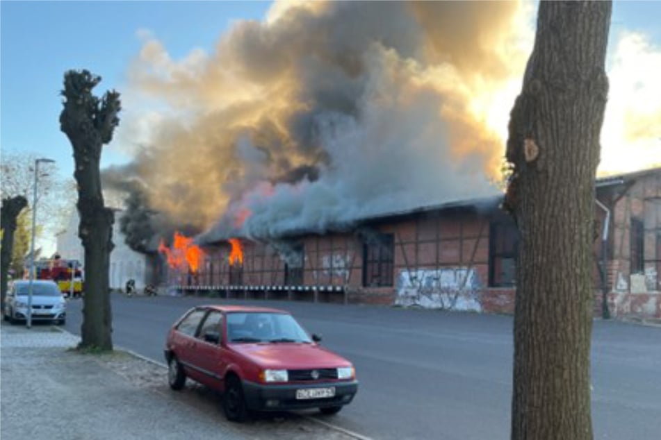 Die Feuerwehr kämpfte stundenlang gegen die Flammen.