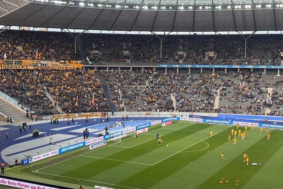 Beide Teams sind da zum Warmmachen.