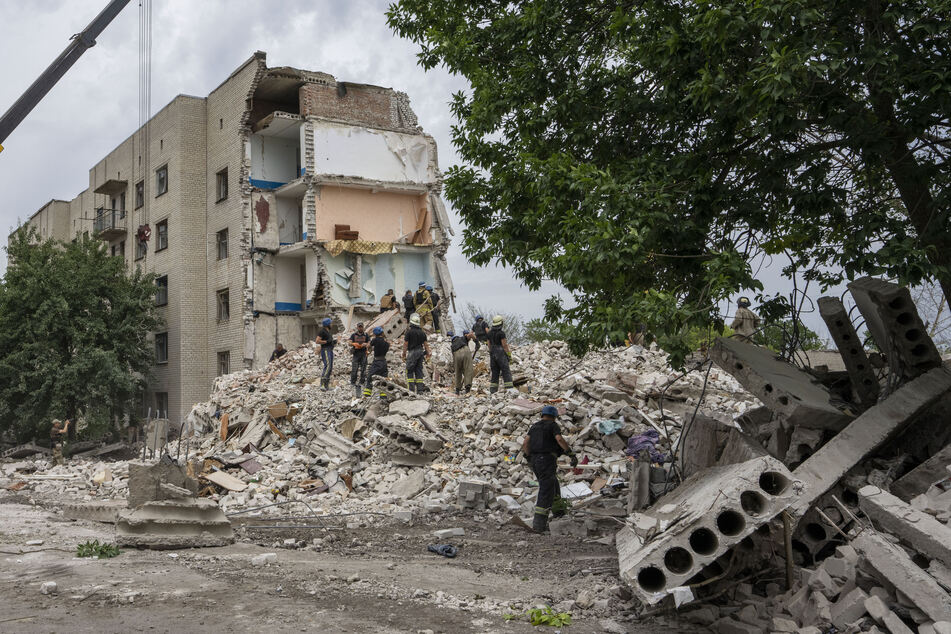 Russlands Armee hat einen verheerenden Beschuss des ukrainischen Ortes Tschassiw Jar am Wochenende als einen Angriff auf rein militärische Ziele dargestellt.