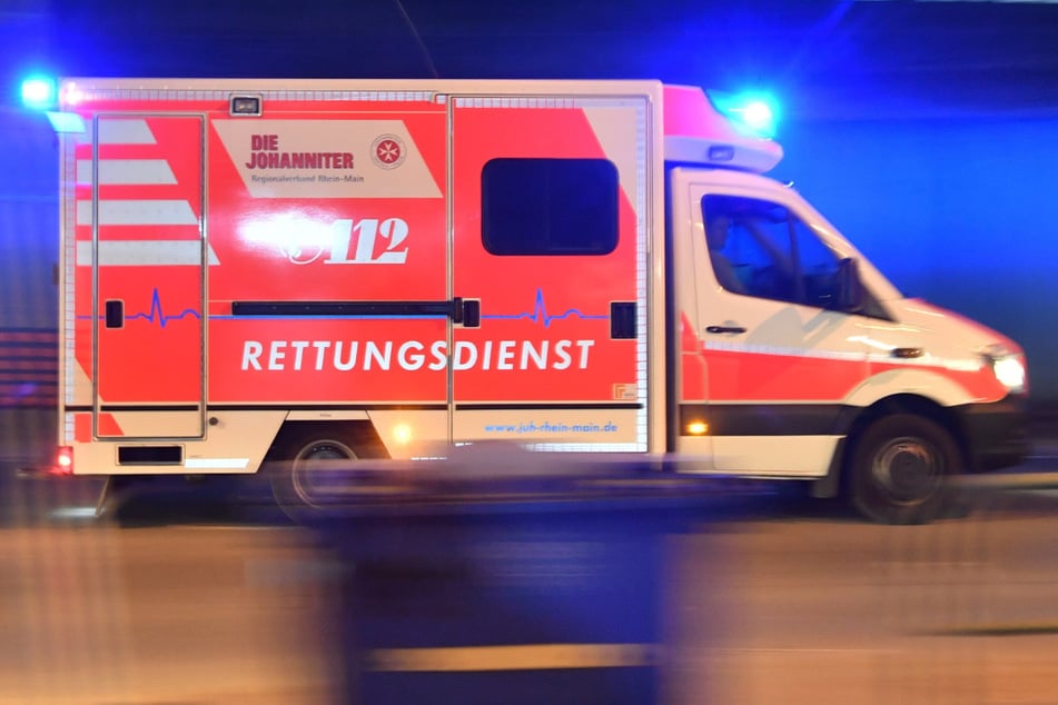 Retter brachten die Verletzten in eine Klinik. (Symbolfoto)