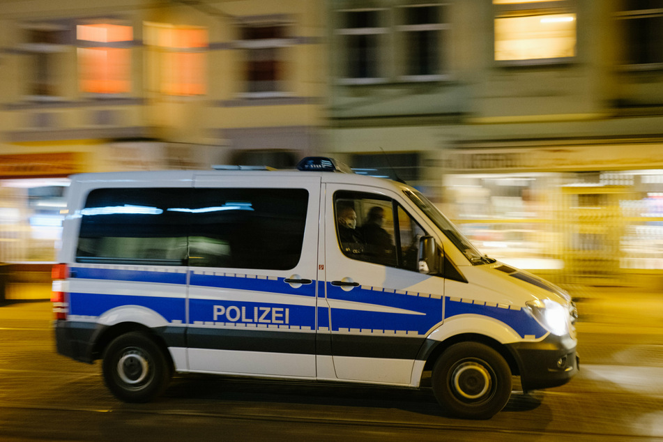 Zeugen alarmierten die Polizei per Notruf zu einem Wohnhaus im Wohngebiet Schlaatz. (Symbolbild)