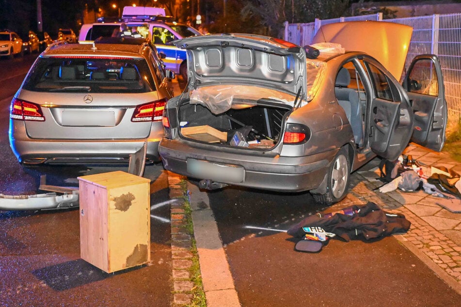 Das Unfallfahrzeug (rechts) wurde stark beschädigt.