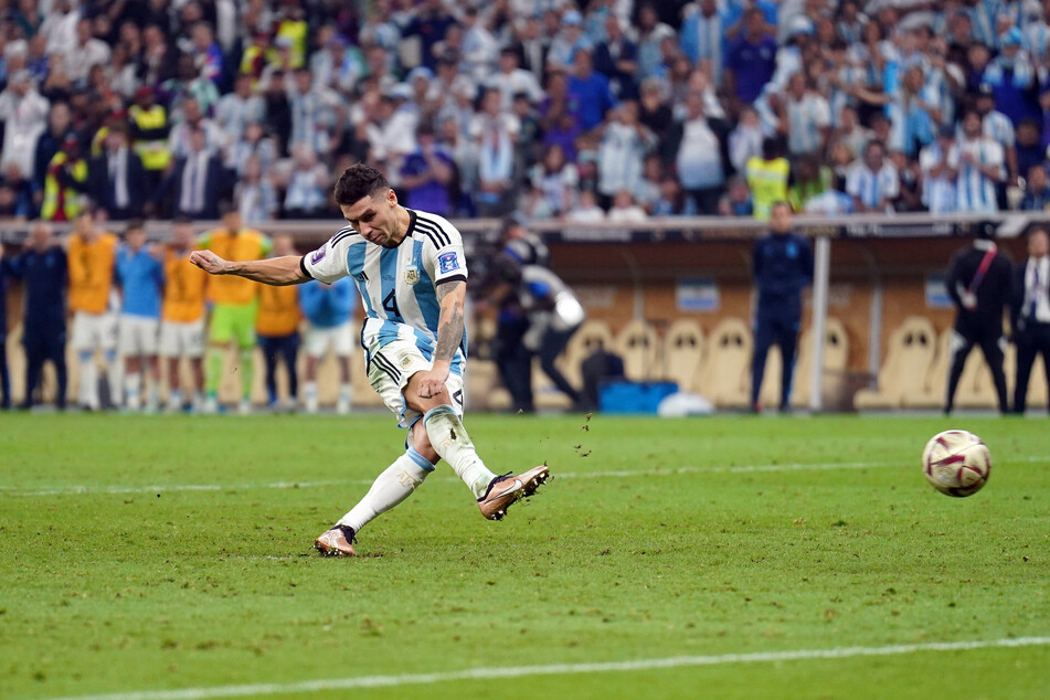 Dieses Tor machte ihn in Argentinien zum Helden. Montiel trifft bei der WM 2022 im Finale gegen Frankreich zum Sieg.