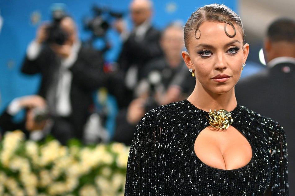 Sydney Sweeney sells fans her bath water in bizarre new campaign