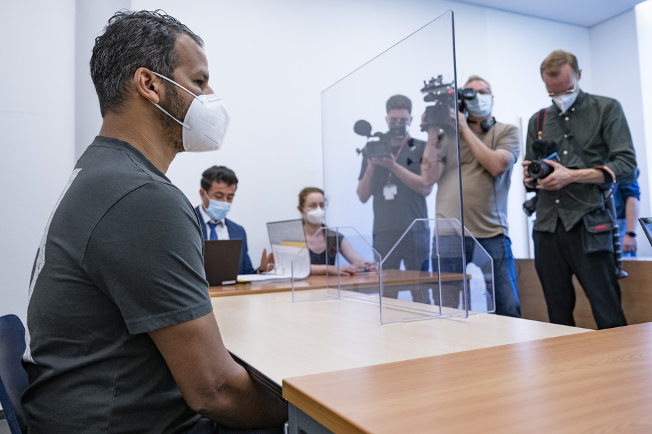 Abdelkarim Bendjeriou Sedjerari (35) wartet im Verhandlungssaal Verwaltungsgericht Frankfurt auf den Beginn seiner Verhandlung, in der es um seinen Folgeantrag auf Asyl geht.