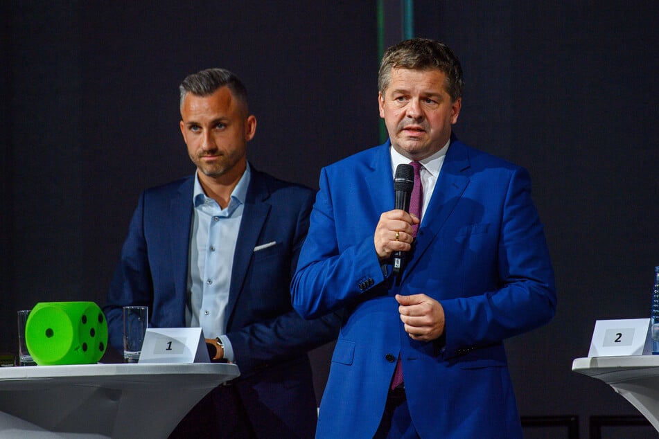 Sven Schulze (46, CDU, r.) spricht neben Ulrich Siegmund (35, AfD) auf der Bühne bei der Veranstaltung "Wahlarena - Sachsen-Anhalts Wirtschaft fragt".