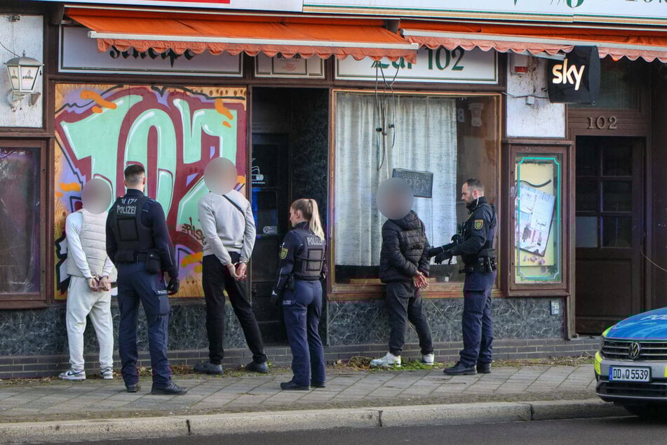 Die Polizei nahm Personen vorläufig fest.