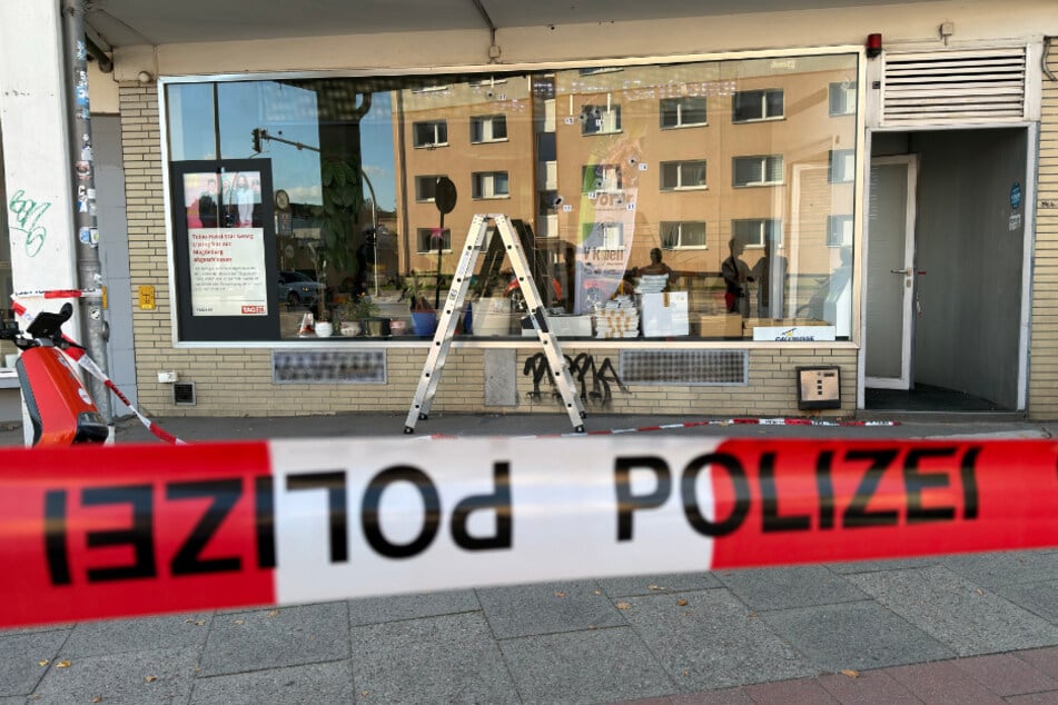 Im Schaufenster eines Lebensmittelgroßhandels in Bramfeld stellte die Polizei mehrere Einschusslöcher fest.