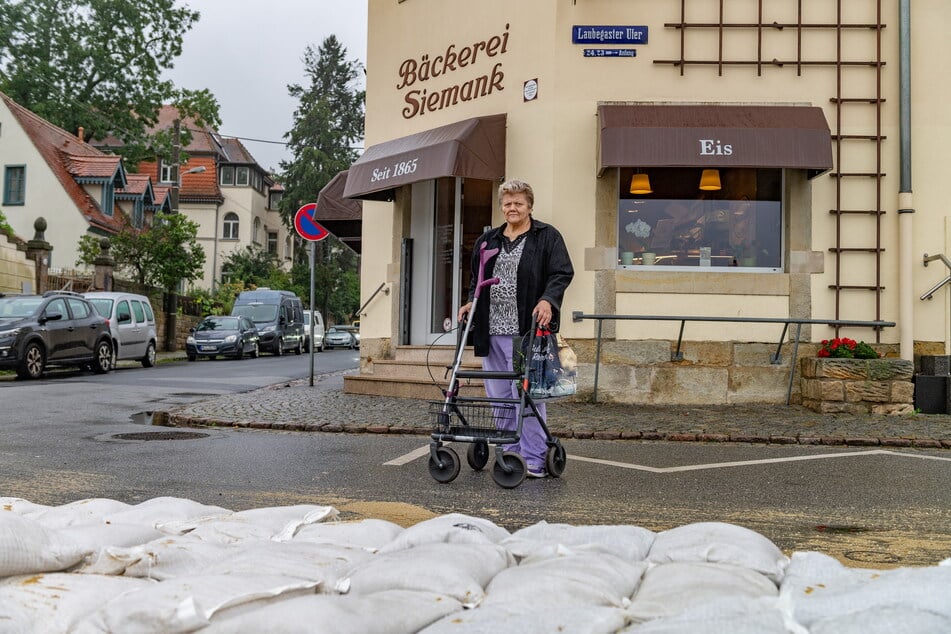 Hinter dem Schutzwall: Anwohnerin Margot Krause (66) beobachtet die Entwicklung der Lage.