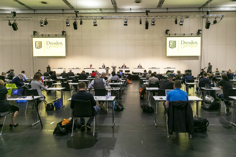Der Rat tagte erneut in der Messe, OB Dirk Hilbert (48, FDP) war im "Kurzurlaub"