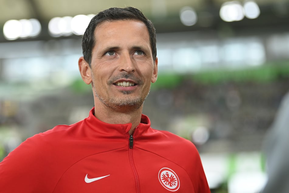 Eintracht Frankfurts Cheftrainer Dino Toppmöller (42) kann sich möglicherweise demnächst über eine Verstärkung aus dem eigenen Nachwuchs freuen.
