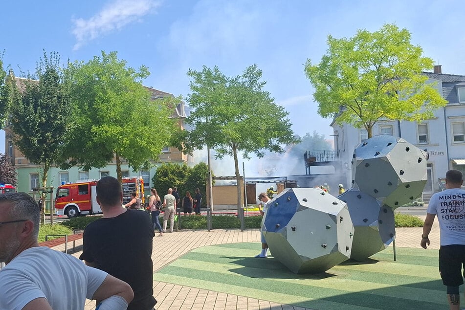 Anwohner beobachteten das Feuer unter anderem von einem Spielplatz aus.